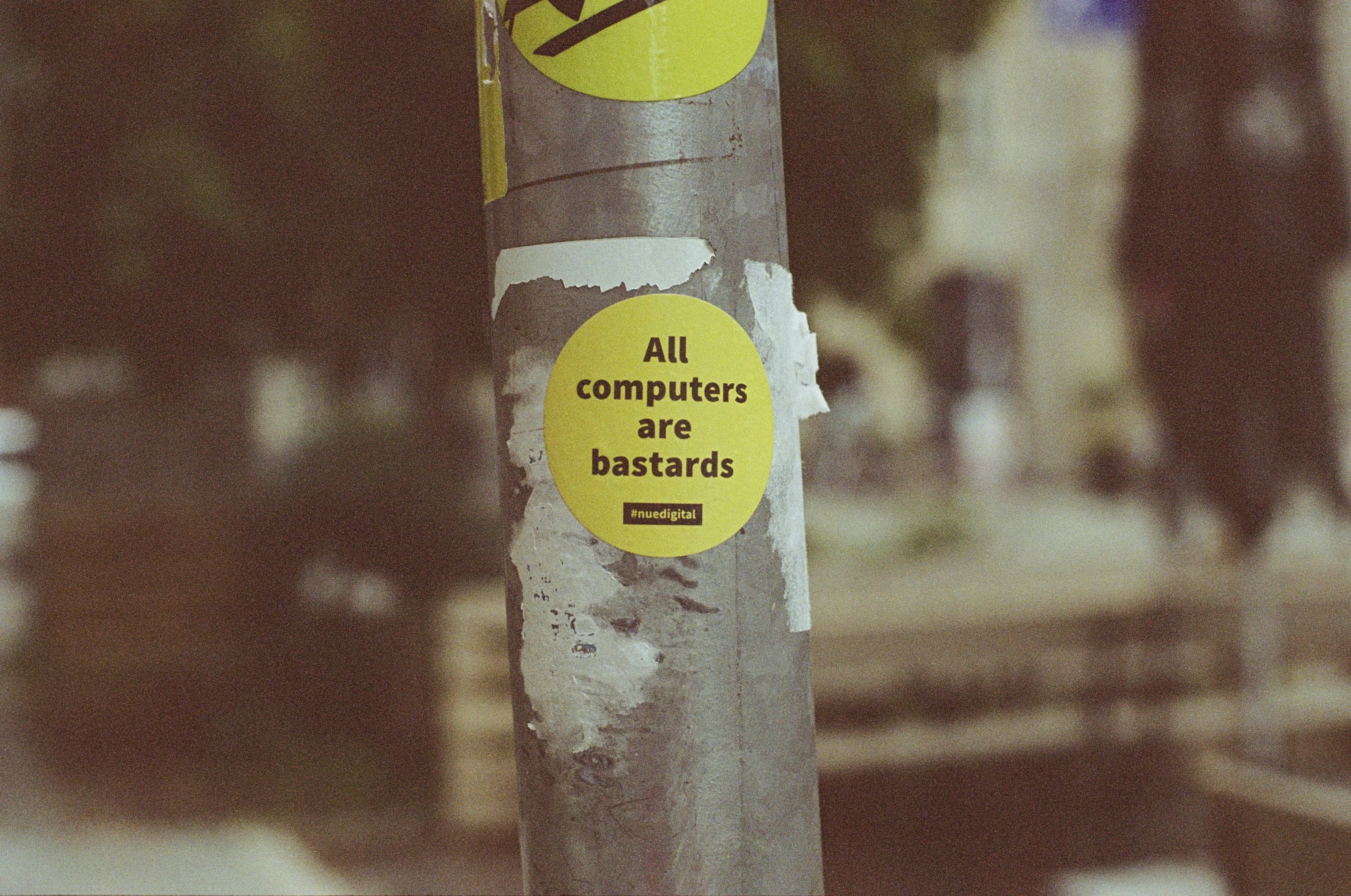 ALL COMPUTER ARE BASTARDS – Urban street art sticker. Leica R7 (1994), Summilux-R 1.4 50mm (1983). Hi-Res analog scan by www.totallyinfocus.com – Kodak VR Plus 400 (expired 2009)